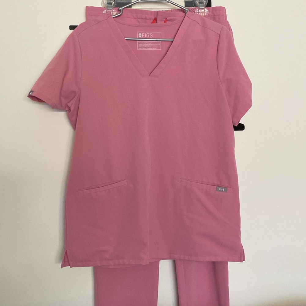 Women’s medium chalk pink scrub set